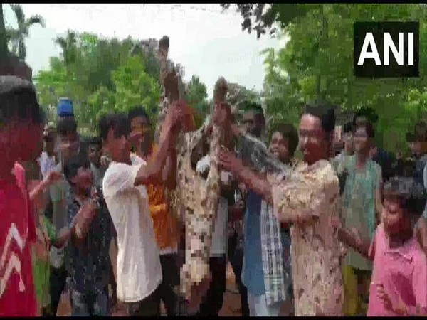  A leopard was beaten to death by locals in Katahbari area of Gorchuk on Sunday.