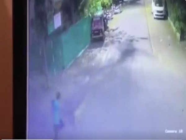 A camera footage of leopard attacking a man in Nashik, Maharashtra. (Image source: CCTV Footage)