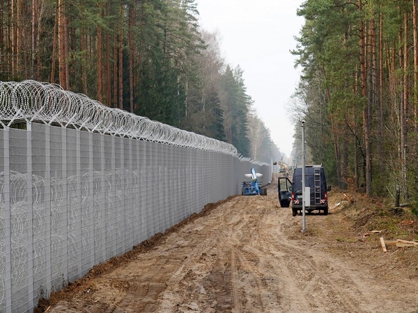 Lithuania builds fence on Belarusian border. (Photo Credit - Reuters)