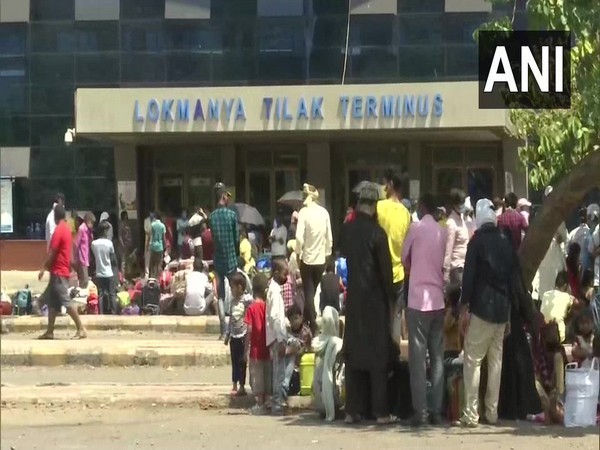 Migrants gather outside Lokmanya Tilak Terminus in Mumbai. [Photo/ANI]
