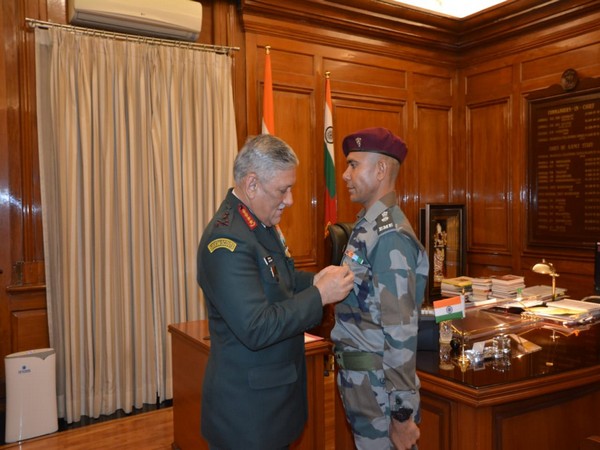    General Bipin Rawat awarding Lieutenant Colonel Swaroop Singh Kuntal Chief of Army Staff Commendation Card.