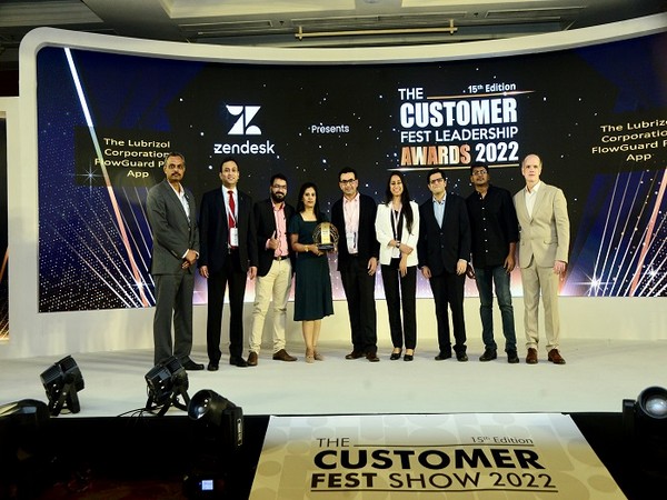 Lubrizol's TempRite(r) India team receiving Best Influencer Marketing Platform Award at CFEST Leadership Awards 2022