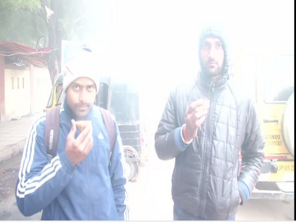 People stop at tea stall to wait for the fog to disperse in Lucknow Photo/ANI