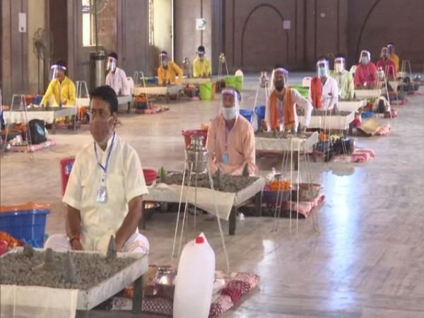 Priests performing 'Rudrabhishek' with over 1 lakh shivlings in Lucknow on Monday. (Photo/ANI)