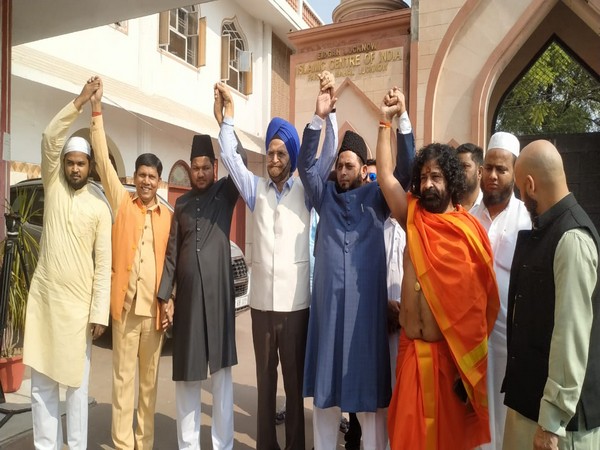 Leaders of different religion in Lucknow harmoniously welcome SC verdict in Ayodhya land dispute case. Photo/ANI