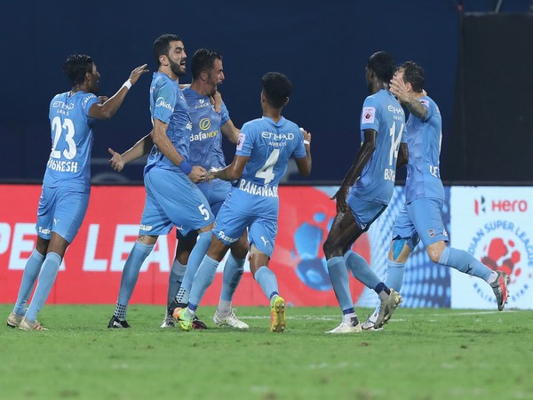 Mumbai City players celebrate after Hernan Santana scored the equaliser in the dying minutes of the first half during match against Chennaiyin. (Photo/ ISL)