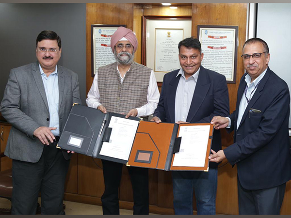 Power Finance Corporation and Artificial Limbs Manufacturing Corporation of India (ALIMCO) officials at an event to sign MoA. 