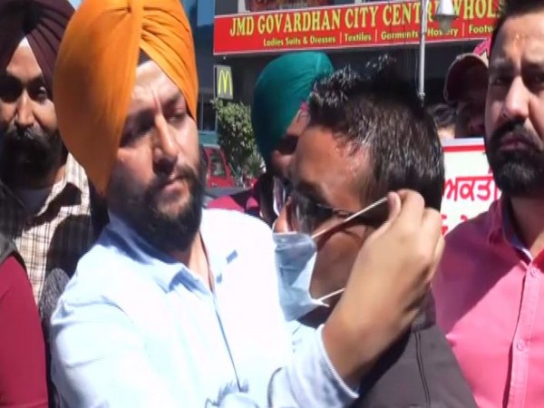 Members of Youth Akali Dal distributing free masks to city dwellers in Ludhiana on Monday. Photo/ANI