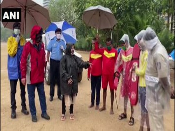 Mayor of Mumbai Kishori Pednekar during her inspection at Girgaon beach