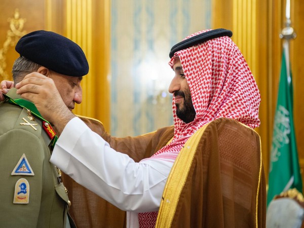Saudi crown prince Mohammed Bin Salman confers order of merit to Pakistan's Army Chief Qamar Javed Bajwa. (Twitter/SPAENG)