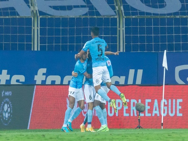 MCFC players celebrate the win over CFC (Image: ISL)