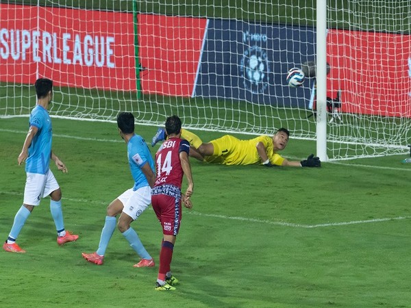 MCFC's Mohamad Nawaz denies JFC's Alexandre Lima from scoring (Image: ISL)