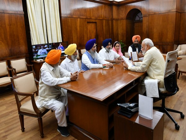 Prime Minister Narendra Modi with leaders of Siromani Akali Dal, SGPC and DSGMC, and representatives from the Board Takht Patna Sahib