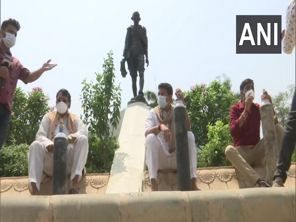 Congress MLAs stages protest over shortage of medical oxygen in Madhya Pradesh. (Photo/ ANI)