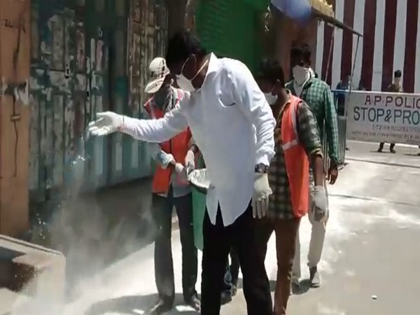 Srikalahasti MLA Biyyapu Madhusudhan Reddy took part in sanitation programme in Chittoor on Saturday. Photo/ANI