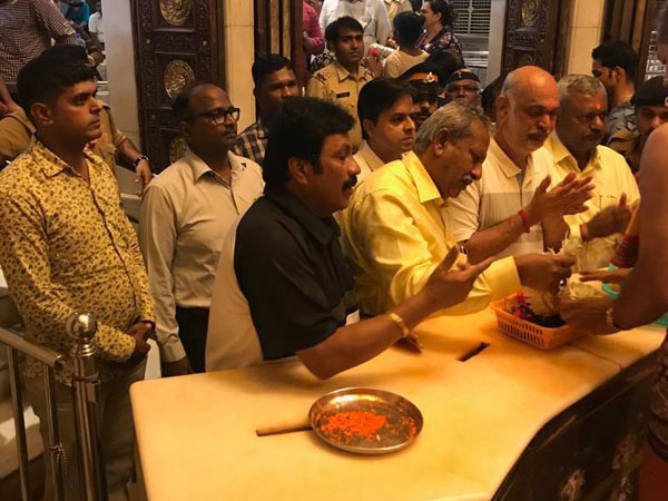 Dissident Congress MLAs while offering prayers at Mumbai temple. Photo/ANI