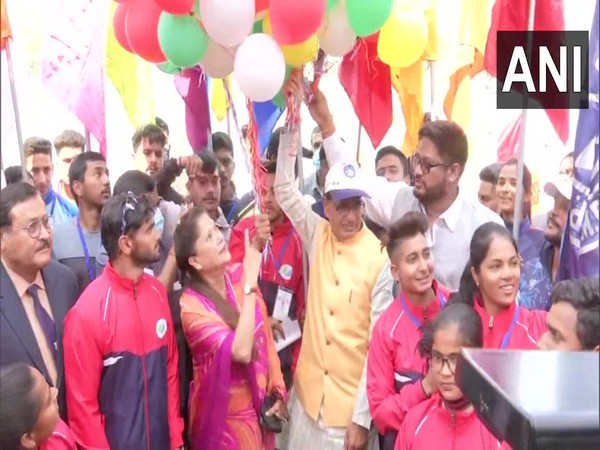 MP CM Shivraj Singh Chouhan, sports minister Yashodhara Raje Scindia during canoe competition (Photo/ANI)