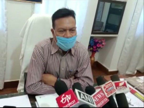 Superintendent of Police Sanjay Singh speaking to reporters in Dindori on Sunday. Photo/ANI 