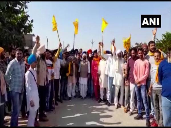 Farmers from Gwalior leave for Delhi to join the protest against the farm laws on Wednesday. (Photo/ANI)
