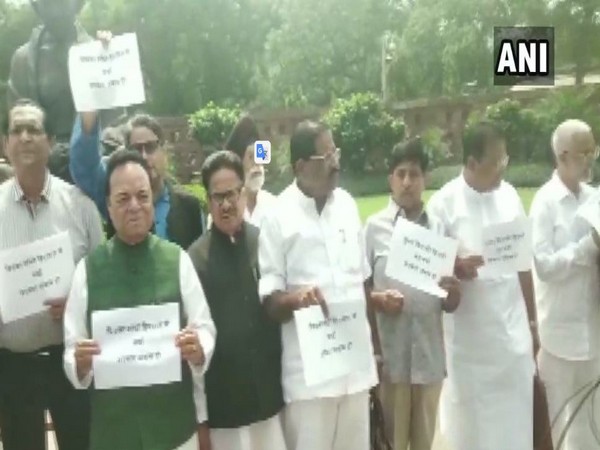Congress MPs on ,Monday protest in Parliament complex on Sonbhadra incident. Photo/ANI