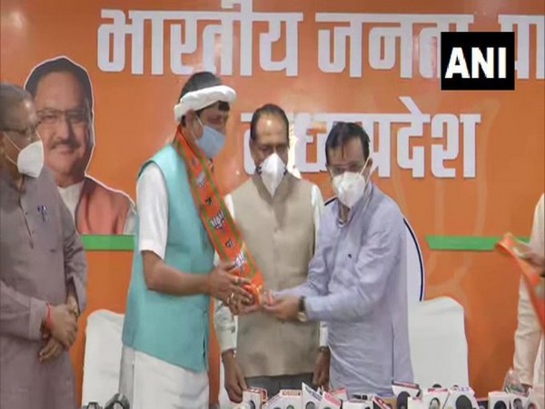 Madhya Pradesh Congress MLA Pradyuman Singh Lodhi joins BJP at ruling party's state headquarters on Sunday. Photo/ANI