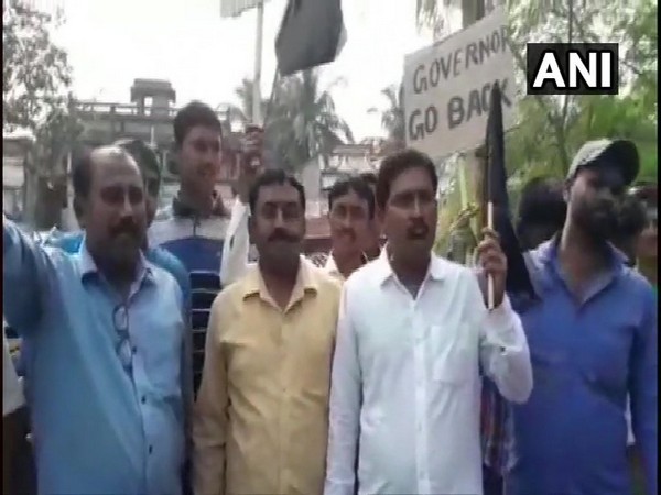 TMC workers allegedly waved black flags at WB governor Jagdeep Dhankar on Wednesday.