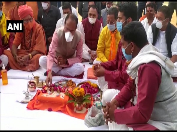 CM Shivraj Singh Chouhan prays for the newly formed 'cow-cabinet' (Photo ANI)