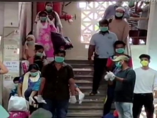 COVID-19 patients from a hospital in Mira Bhayandar going home after recovering from the coronavirus. Photo/ANI
