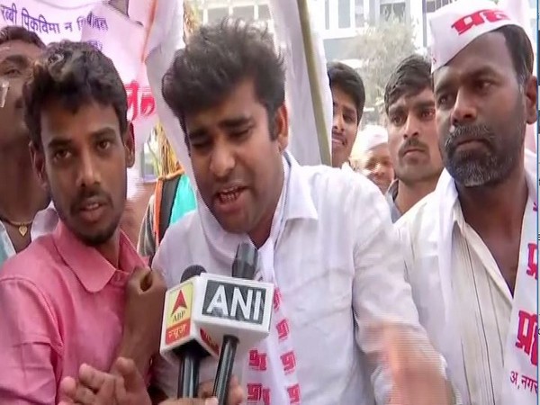 Maharashtra farmers protesting against insurance company