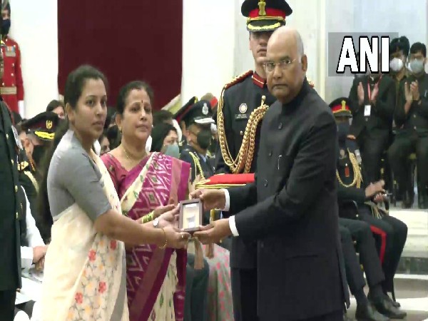 Colonel Santosh Babu's mother and wife reciveing Mahavir Chakra. (Photo/ ANI)