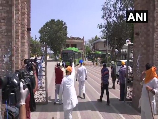 People stranded at Gurdwara being shifted. (photo/ANI)