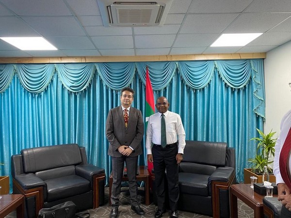 L to R: Bobby Mohanty, Honorary Consul of the Republic of Maldives in Mumbai, with Abdulla Shahid, Hon. Minister of Foreign Affairs of the Maldives