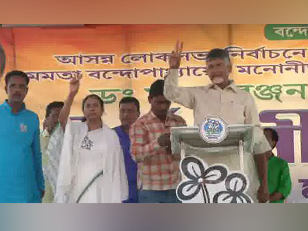 West Bengal Chief Minister Mamata Banerjee and Andhra CM Chandra Babu Naidu addressing a joint rally in Kharagpur on Thursday.