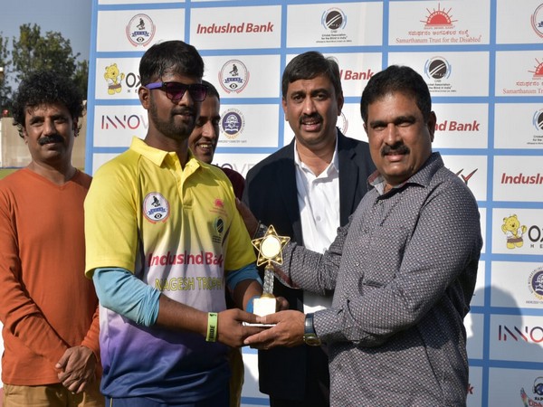 Karnataka's Prakash Jayaramaiah receiving the Player of the Match trophy.