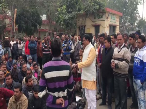 Traders of Moradabad's 'Navin Mandi' protesting on Monday. Photo/ANI