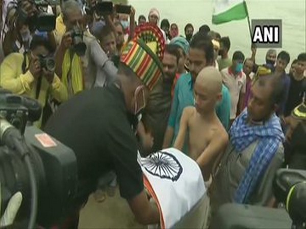 Last rites of Havaldar Sunil Kumar being carried out in Maner, Patna on Thursday. Photo/ANI