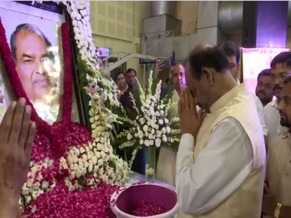 Lok Sabha Speaker Om Birla paying tribute to late former Delhi unit BJP president Mange Ram Garg at Indira Gandhi Indoor Stadium in New Delhi on Sunday. Photo/ANI