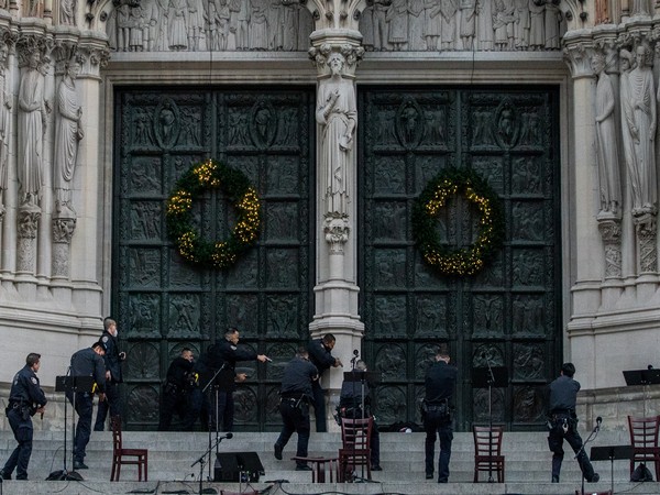 NYPD surrounding the suspect outside St. John the Divine Cathedral on Sunday (local time). (Photo credit: Reuters)