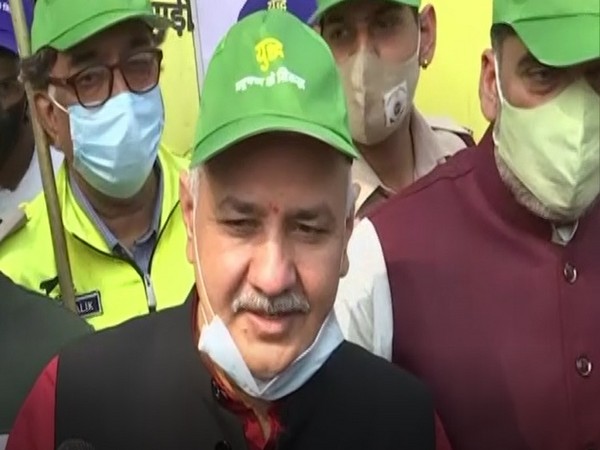 Deputy Chief Minister Manish Sisodia at the launch of the second phase of 'Red Light On, Gaadi Off' campaign'