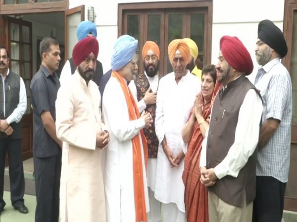 Dr. Manmohan Singh met DPCC delegates in Delhi on Thursday [Photo/ANI]