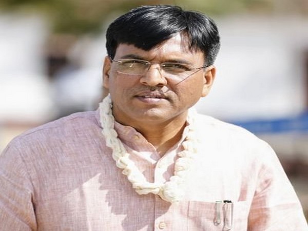 Union Minister of State for Shipping (I/C) Mansukh Mandaviya. Photo/Twitter (Mansukh Mandaviya)