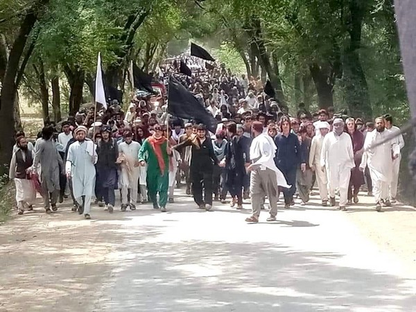 Participants of Jani khel dharna on Sunday marched towards Islamabad, to protest the murder of four Pashtun youths. (Photo Credit: Mohsin Dawar twitter)