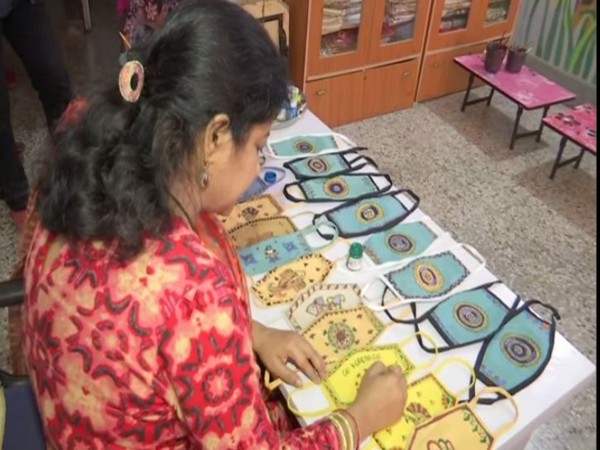 Folk artists at work in Bihar. [Photo/ANI]