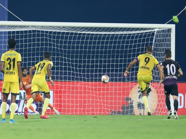 Aridane Santana scoring from the spot (Photo/ Sportzpics) 