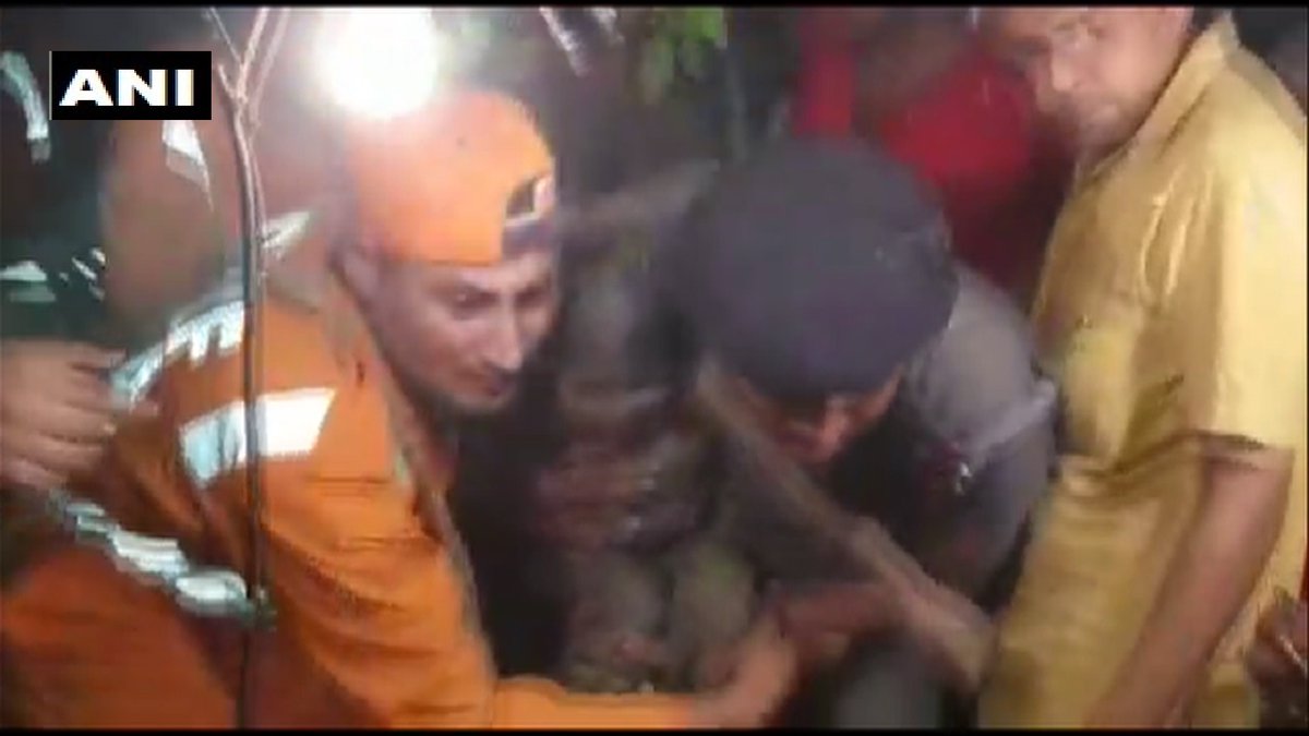 Rescue team carrying the child in Mathura, Uttar Pradesh.