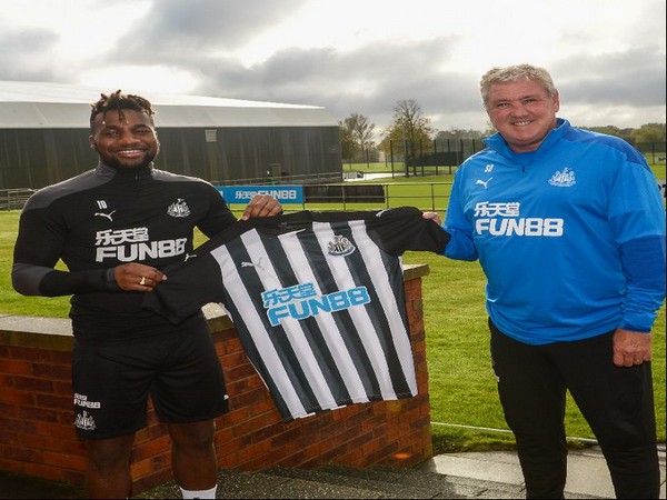Allan Saint-Maximin with Steve Bruce. (Photo/ Newcastle United FC Twitter)
