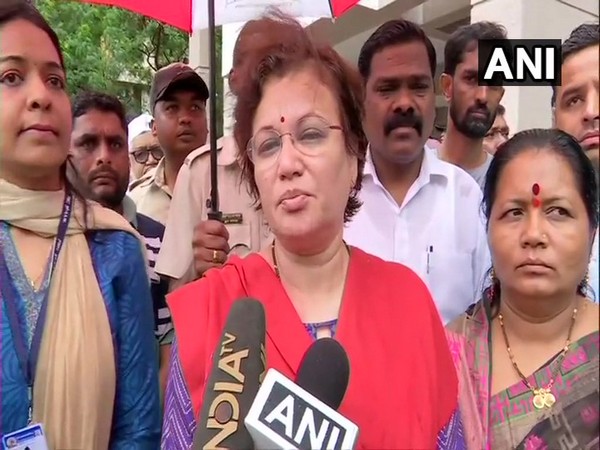 Pune Mayor Mukta Tilak speaking to reporters in Pune after a wall collapsed killing 15 in the city (photo/ANI)