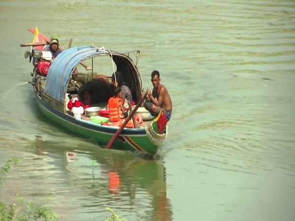 The Mekong River flows some 5,000 kilometers from the Himalayas to China's Yunnan province and then to Myanmar, Laos, Thailand and Cambodia