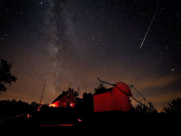 A bright Perseid meteor streaked down on August 7, 2010, at the Stellafane amateur astronomy convention in Springfield, Vermont (Image credits: Sky & Telescope / Dennis di Cicco)