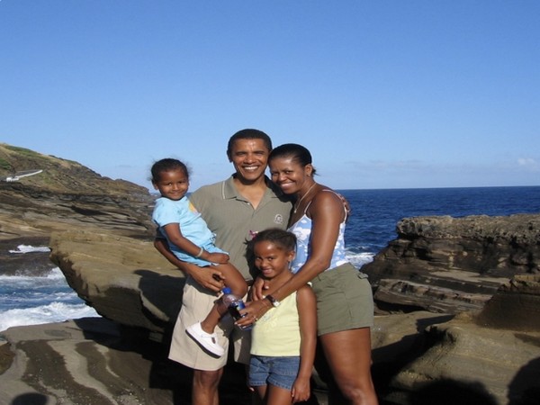 Former US President Barack Obama with wife Michelle Obama and kids (Image source: Twitter)   
